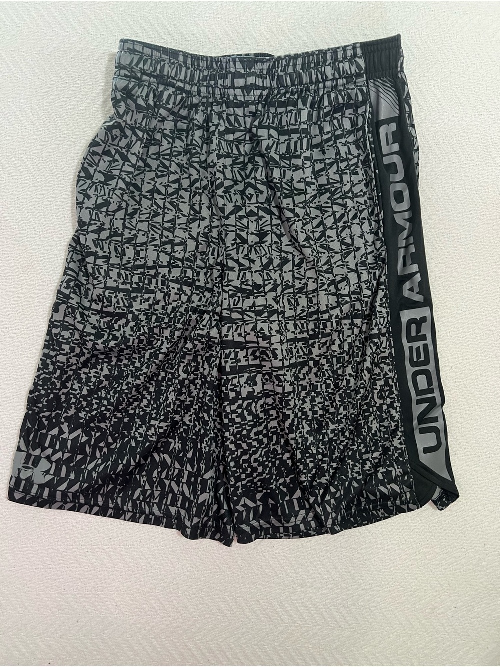 Under Armour youth large Black & Gray Graphic Training Shorts with pockets